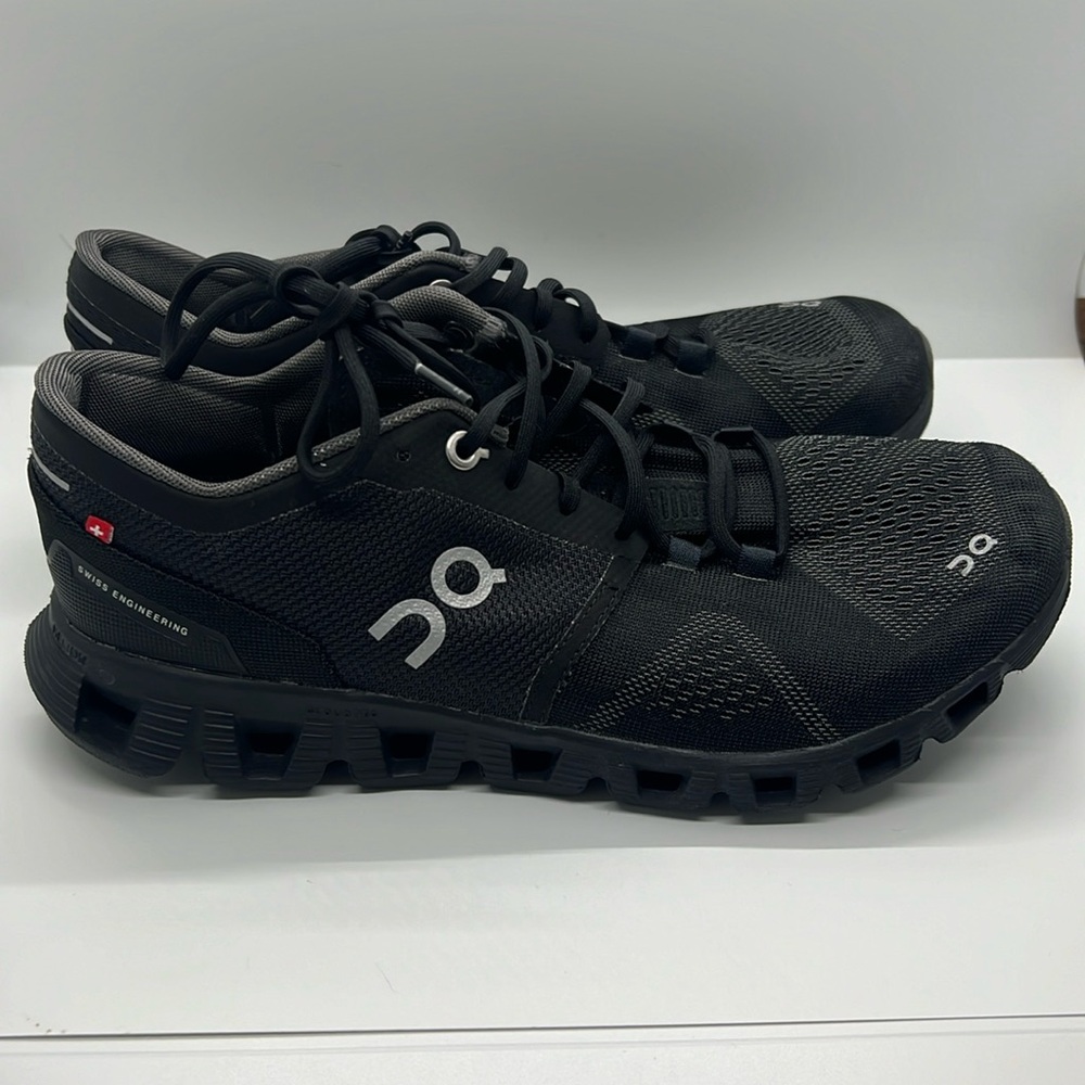 On cloud x used - like new size 8